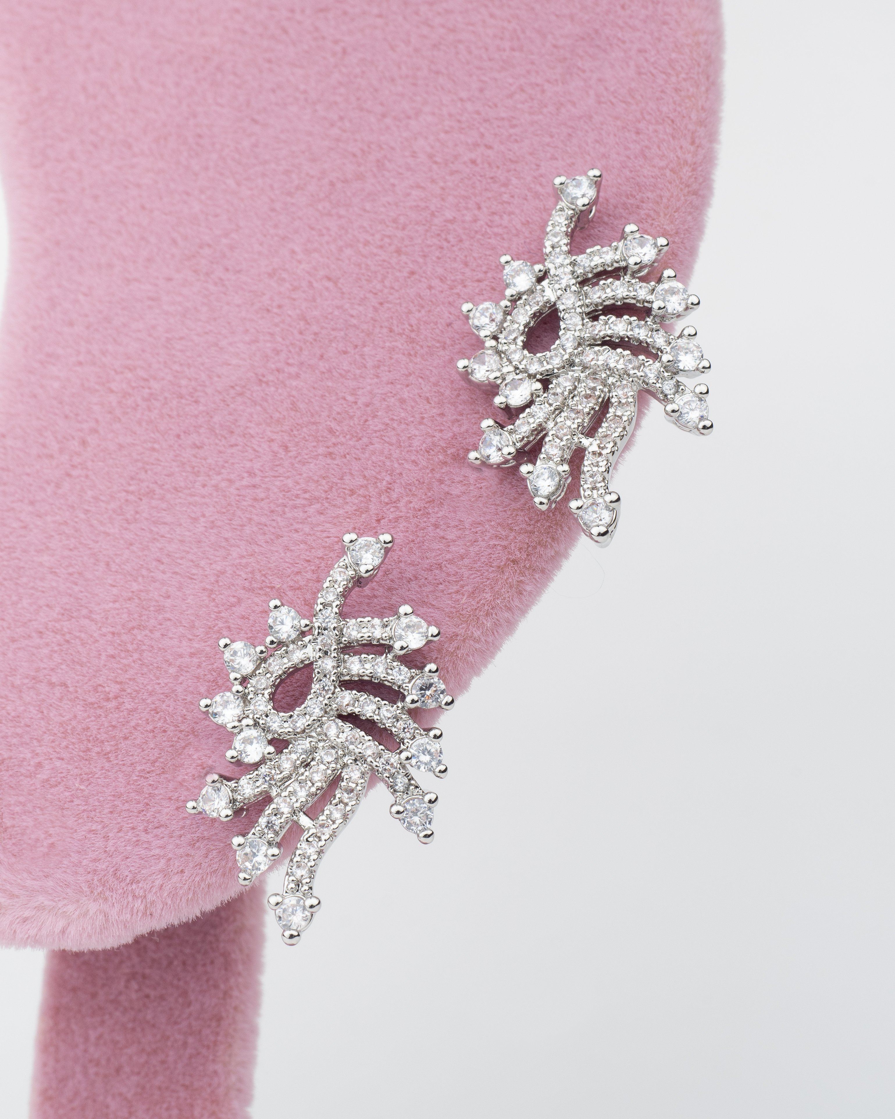 Yaprak Figürlü Zircon Taşlı Küpe