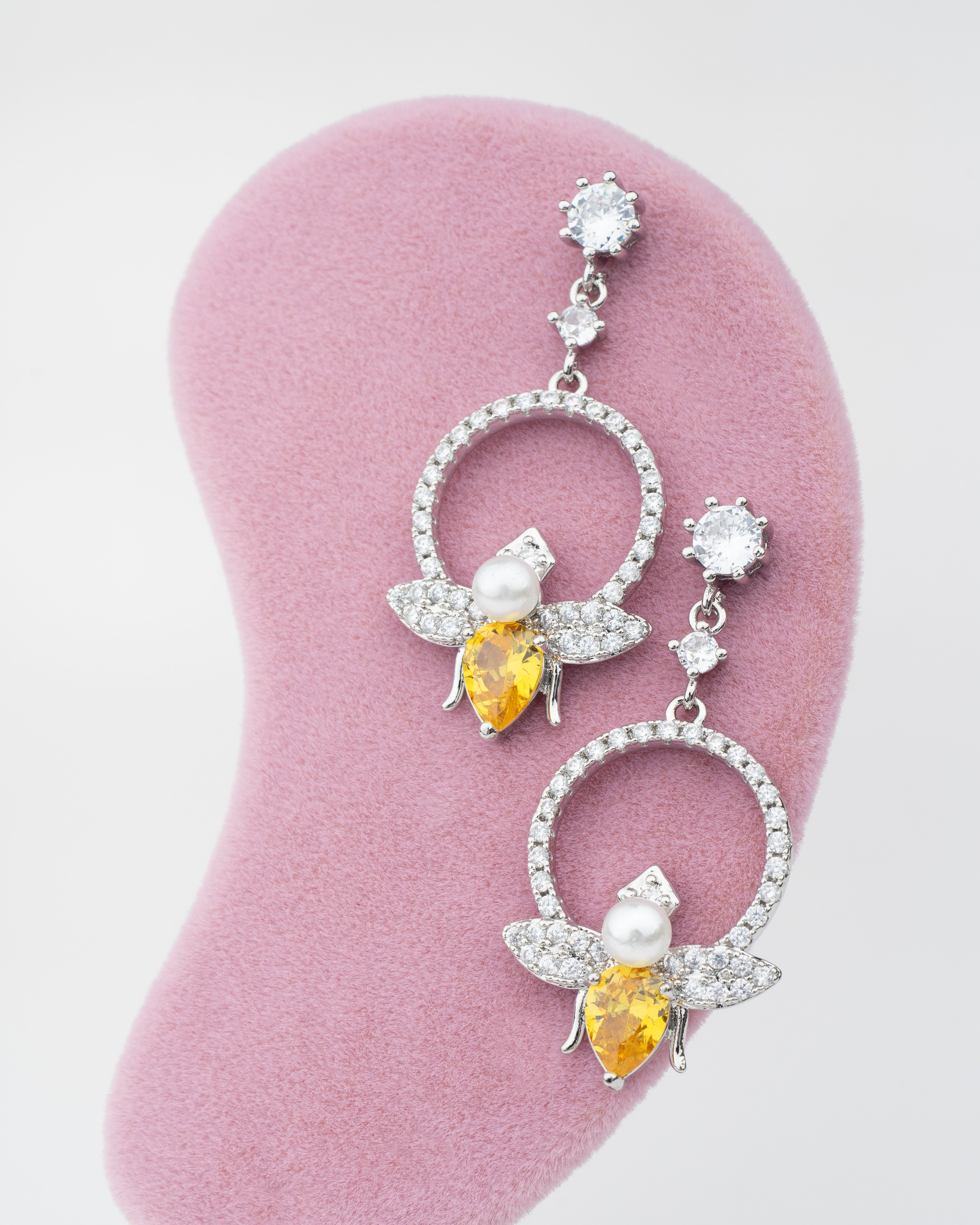 Arı Detaylı Sallantılı Küpe