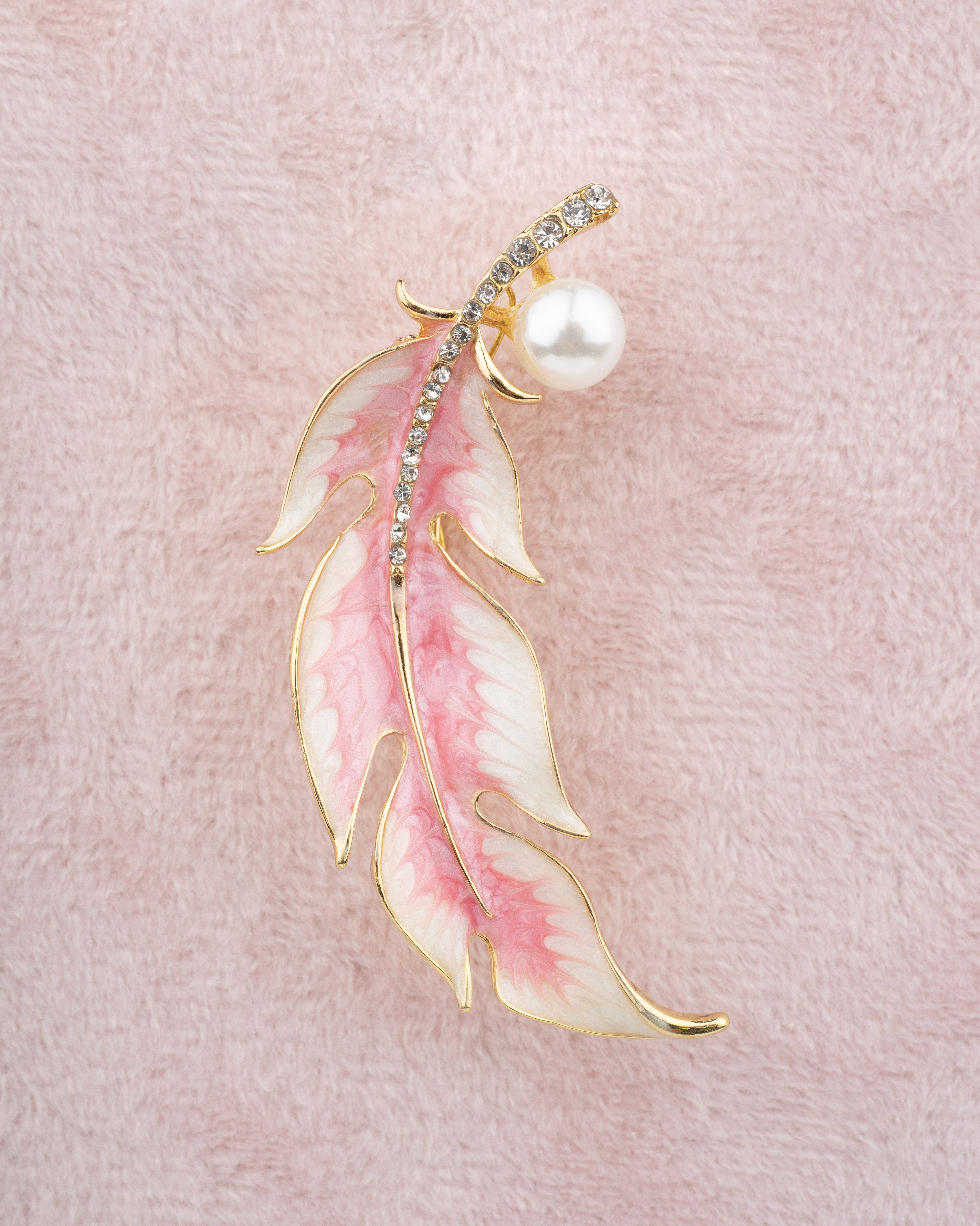 14 Ayar Gold Kaplama Pembe Mineli Yaprak Broş (Beyaz İnci Detaylı)
