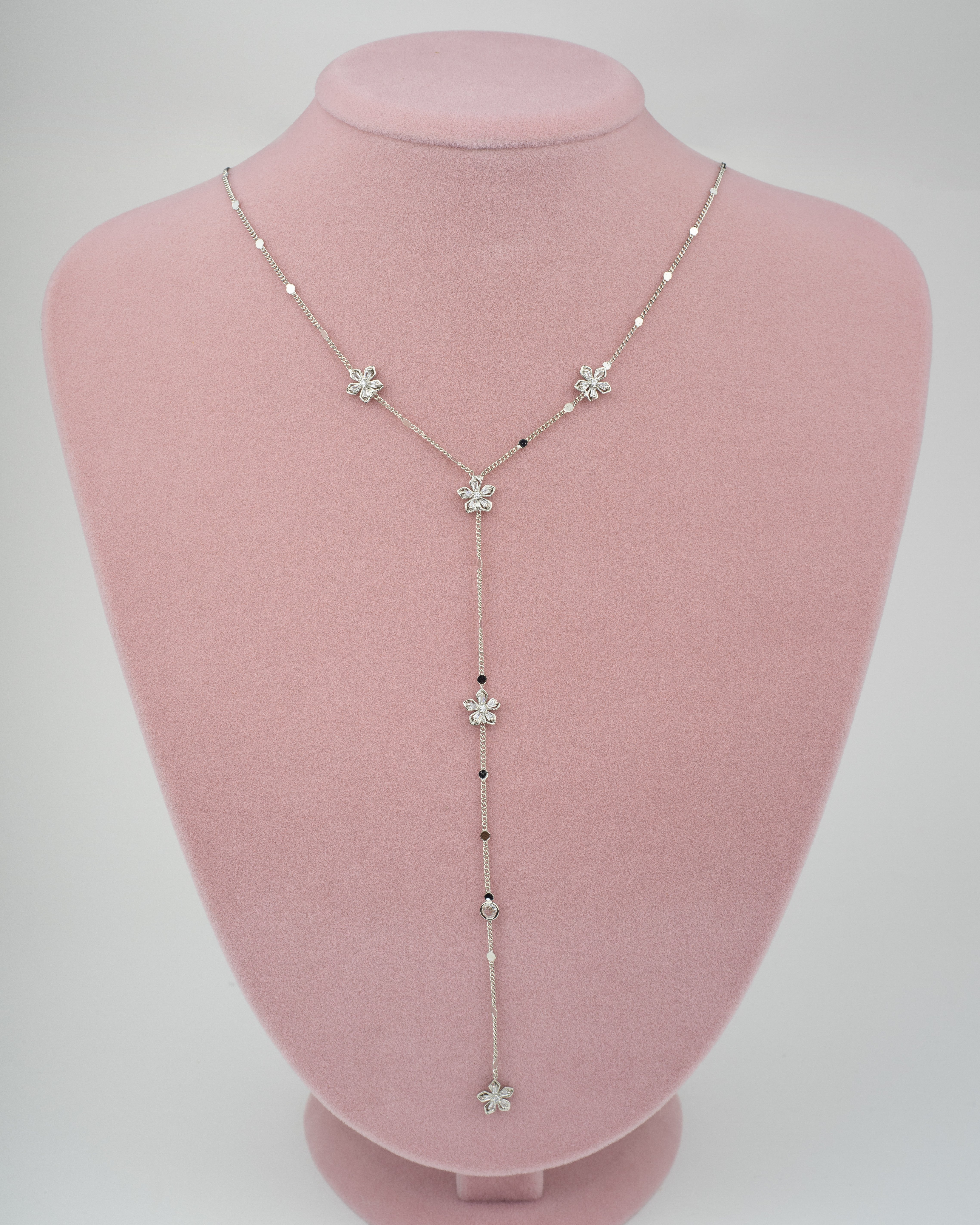 Gümüş Renk Çiçek Figürlü Y Kolye