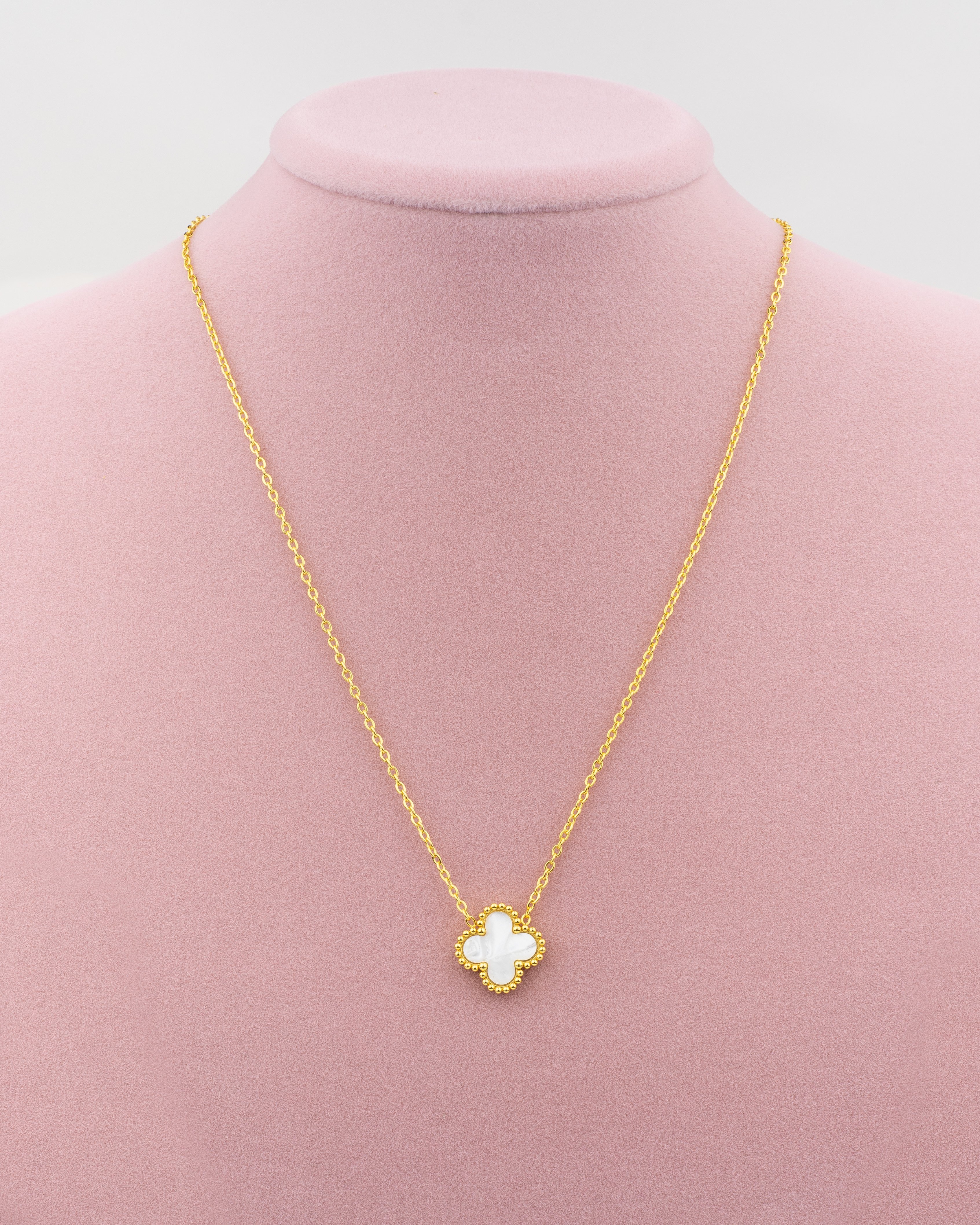 Beyaz Yonca Marka Model Kolye