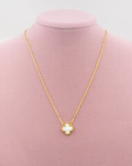 Beyaz Yonca Marka Model Kolye