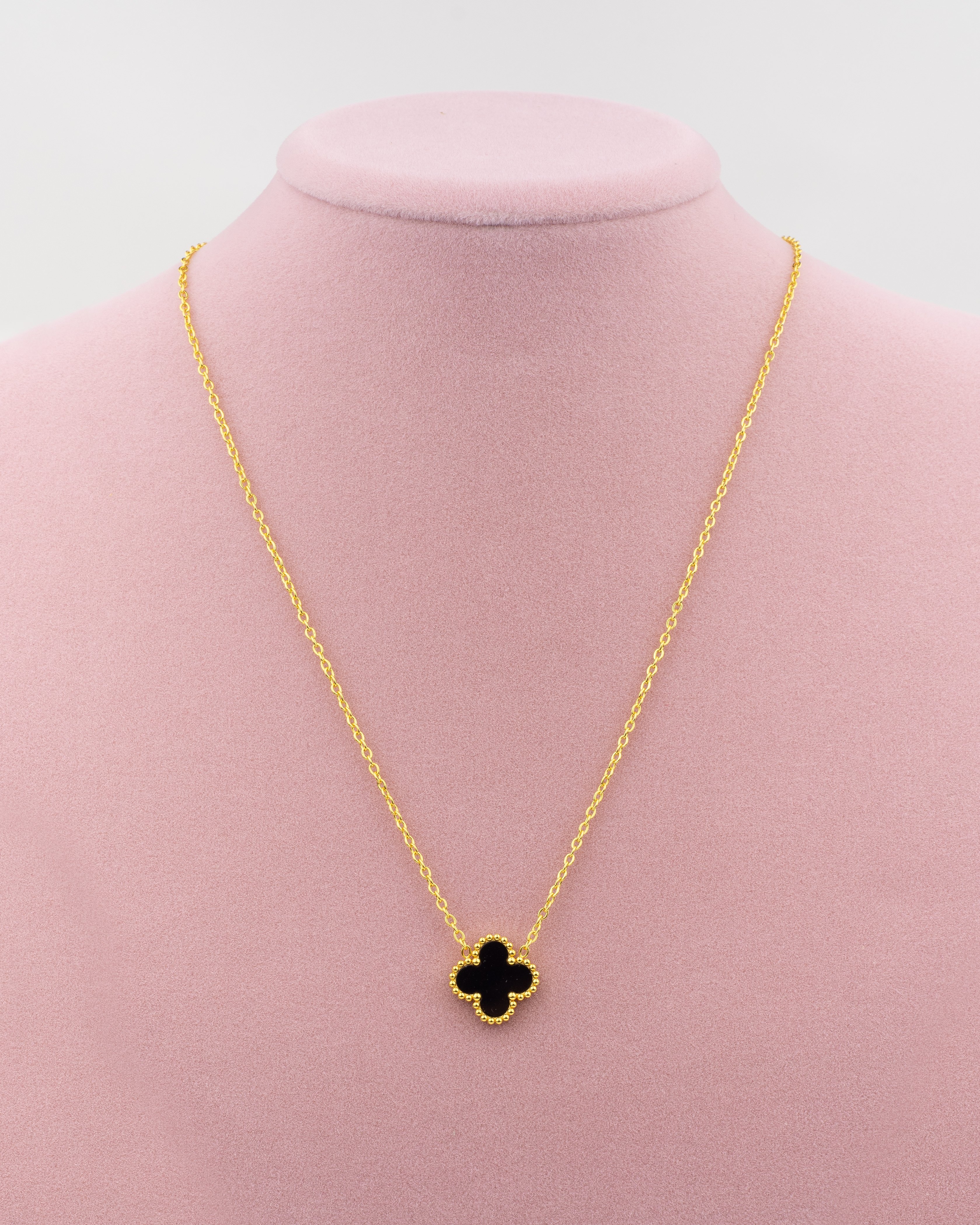 Siyah Yonca Marka Model Kolye