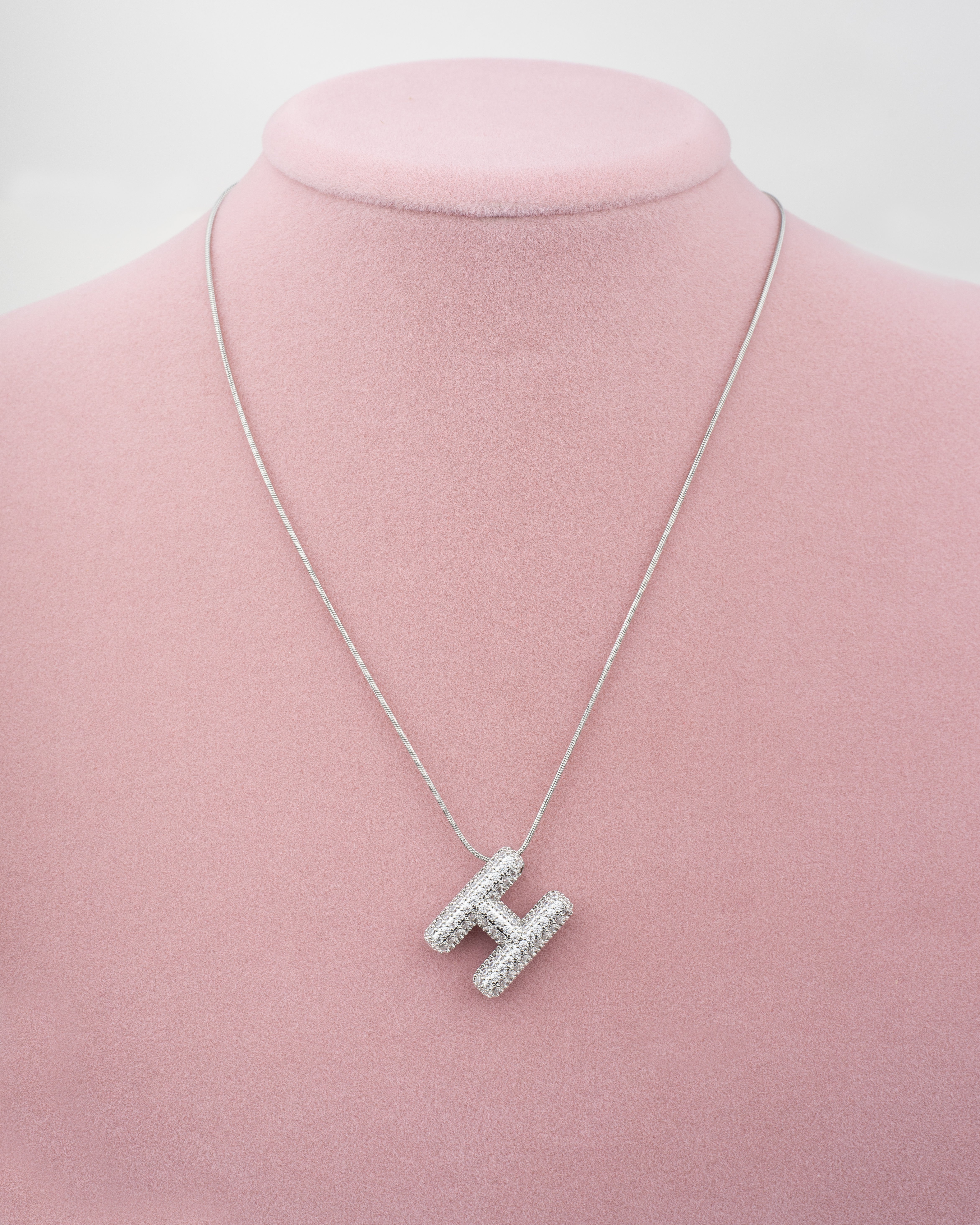 Çelik Taşlı H Harfli Kolye