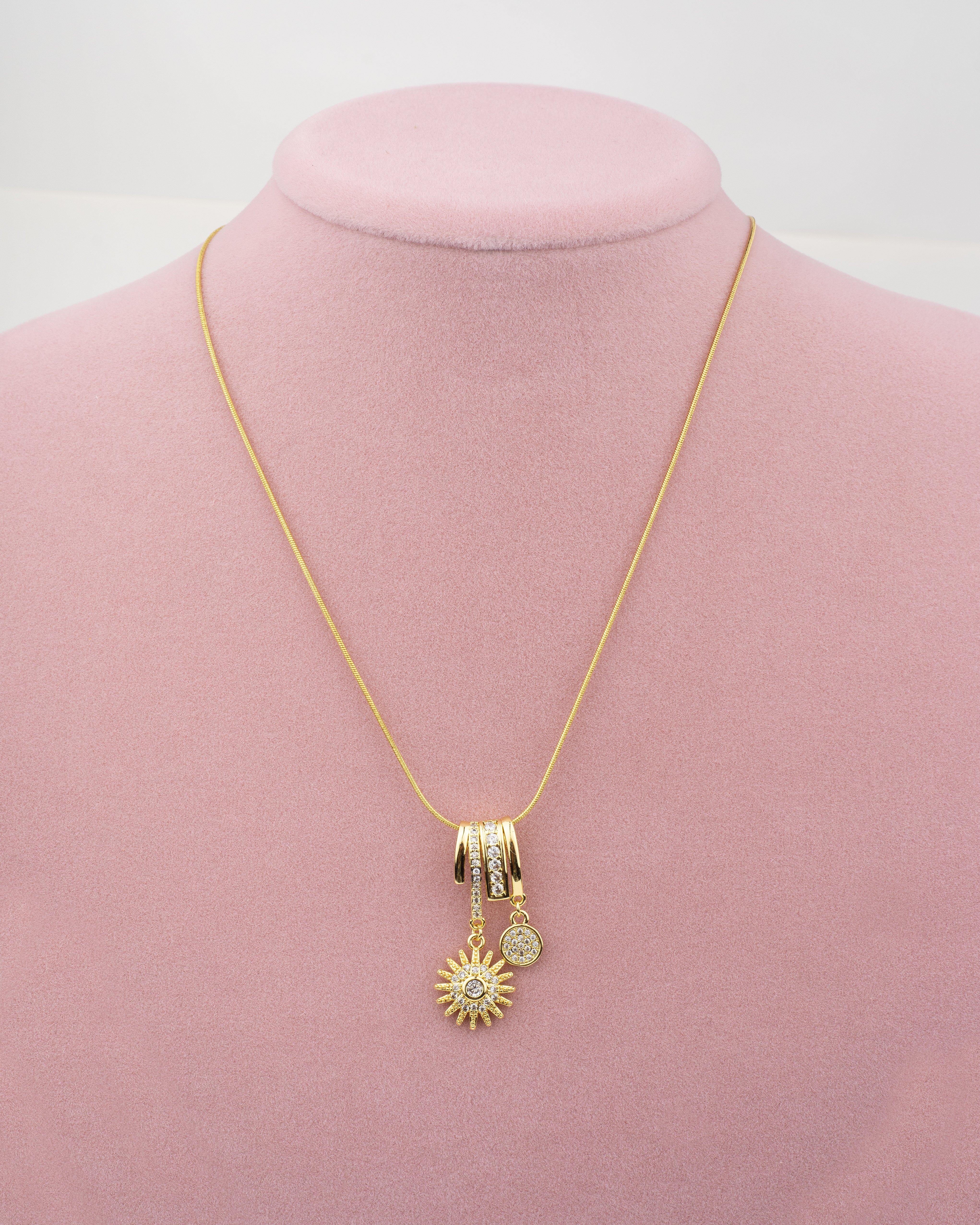 Çelik Güneş Charmlı Kolye