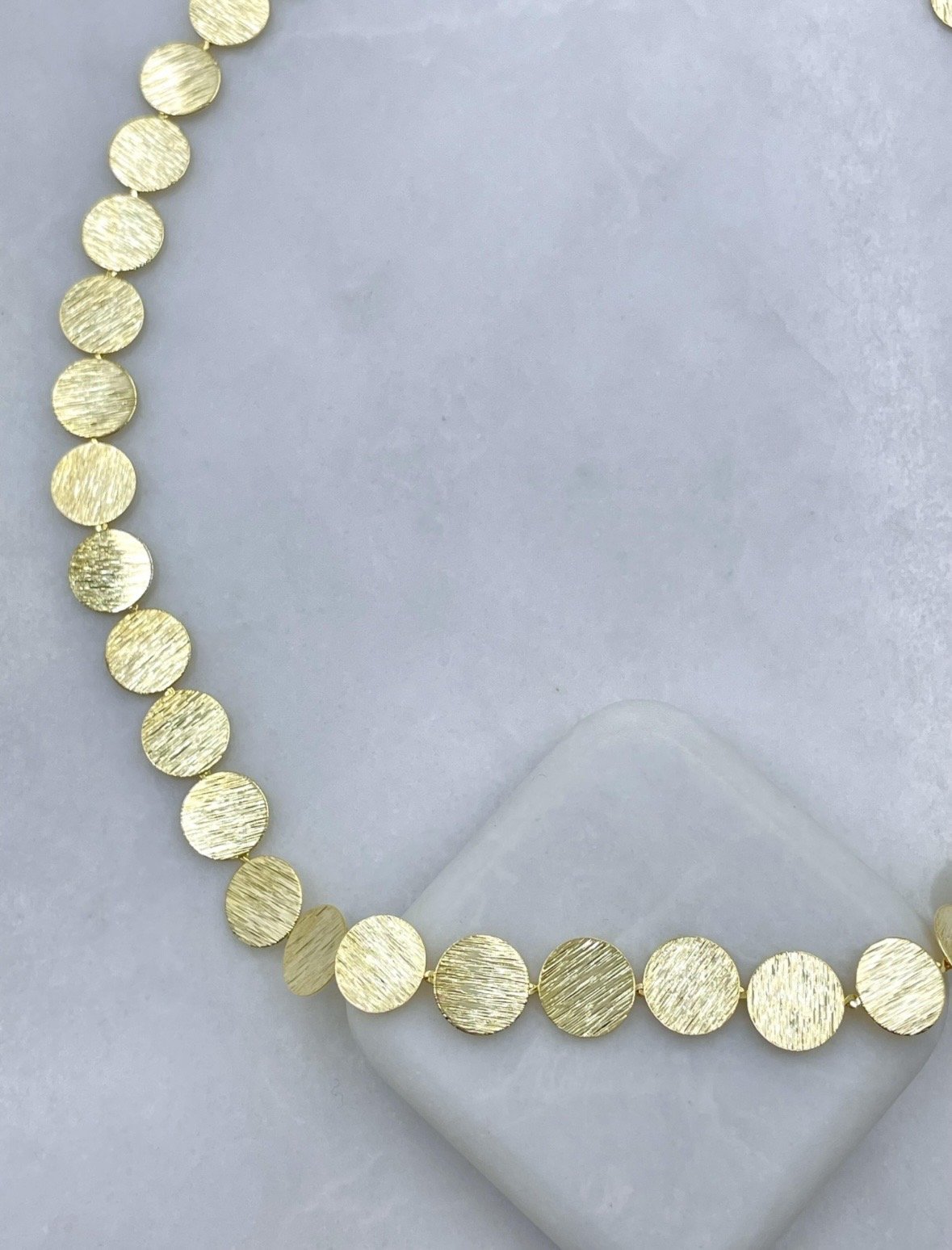 Dokulu Yuvarlak Plakalı Choker Kolye